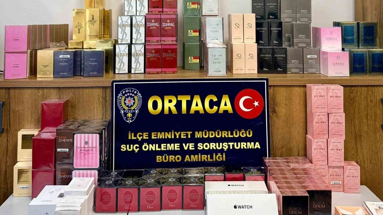 Ortaca'da şüpheli şahısların çantalarından 218 adet kaçak parfüm ve elektronik ürün ele geçirildi