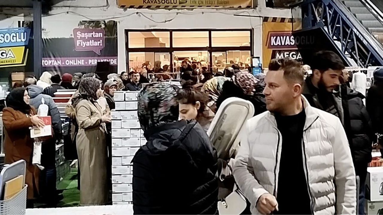 Osmancık'ta iş yeri açılışındaki indirim izdihama yol açtı