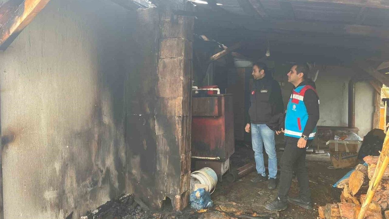 Osmaneli'de ahşap evde çıkan yangında eşyalar kullanılamaz hale geldi