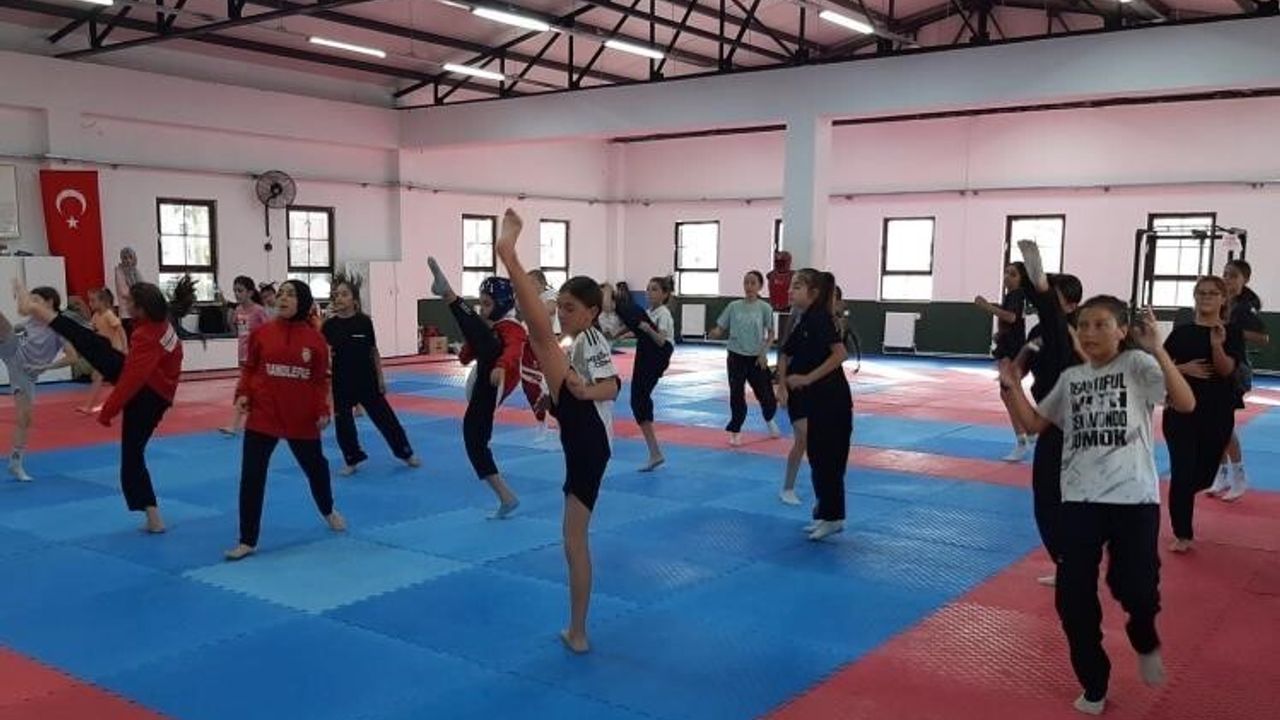 Osmaneli'de Gençlik ve Spor Bakanlığı Spor Okulları'nda taekwondo antrenmanları sürüyor