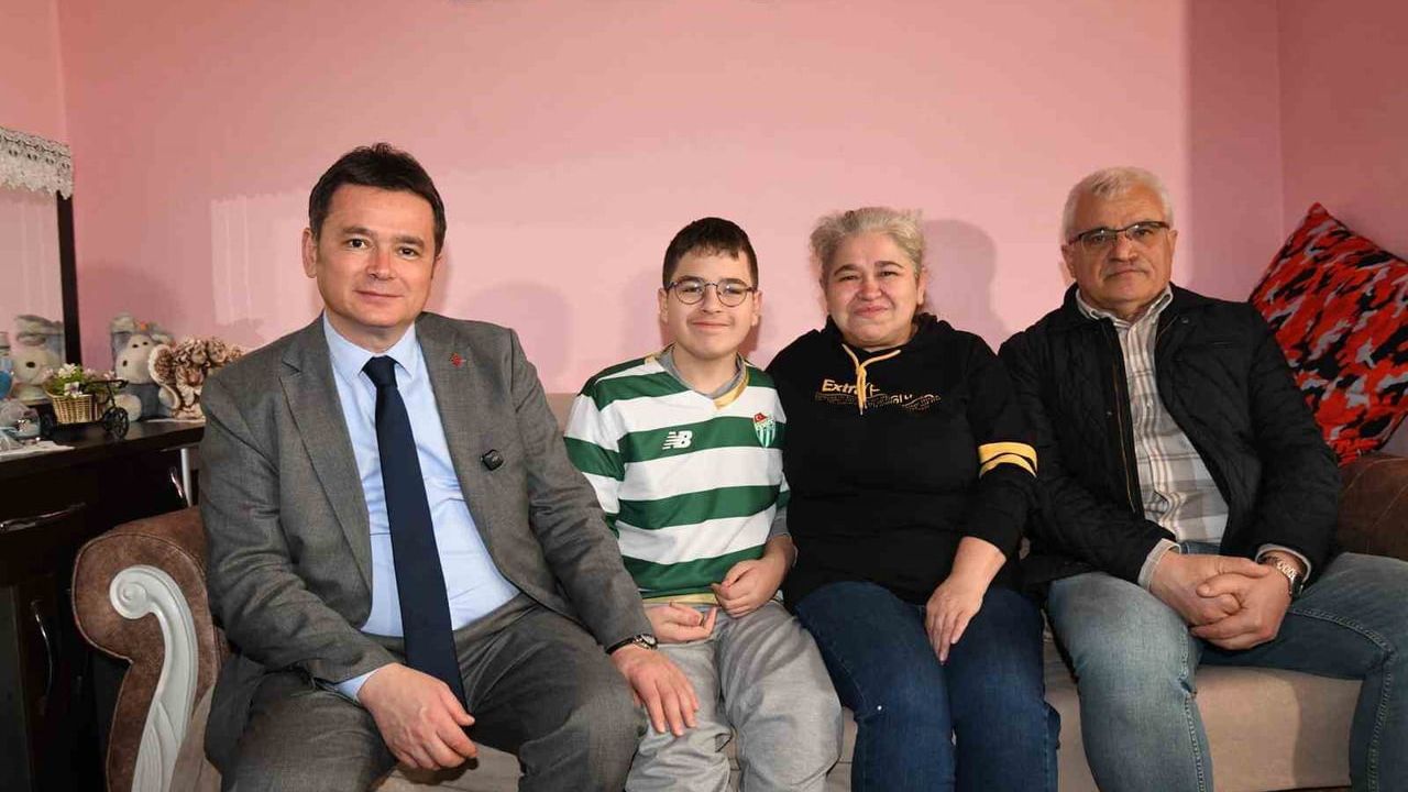 Osmangazi Belediye Başkanı Erkan Aydın, otizmli Yunus Emre’nin doğum gününü evinde kutladı