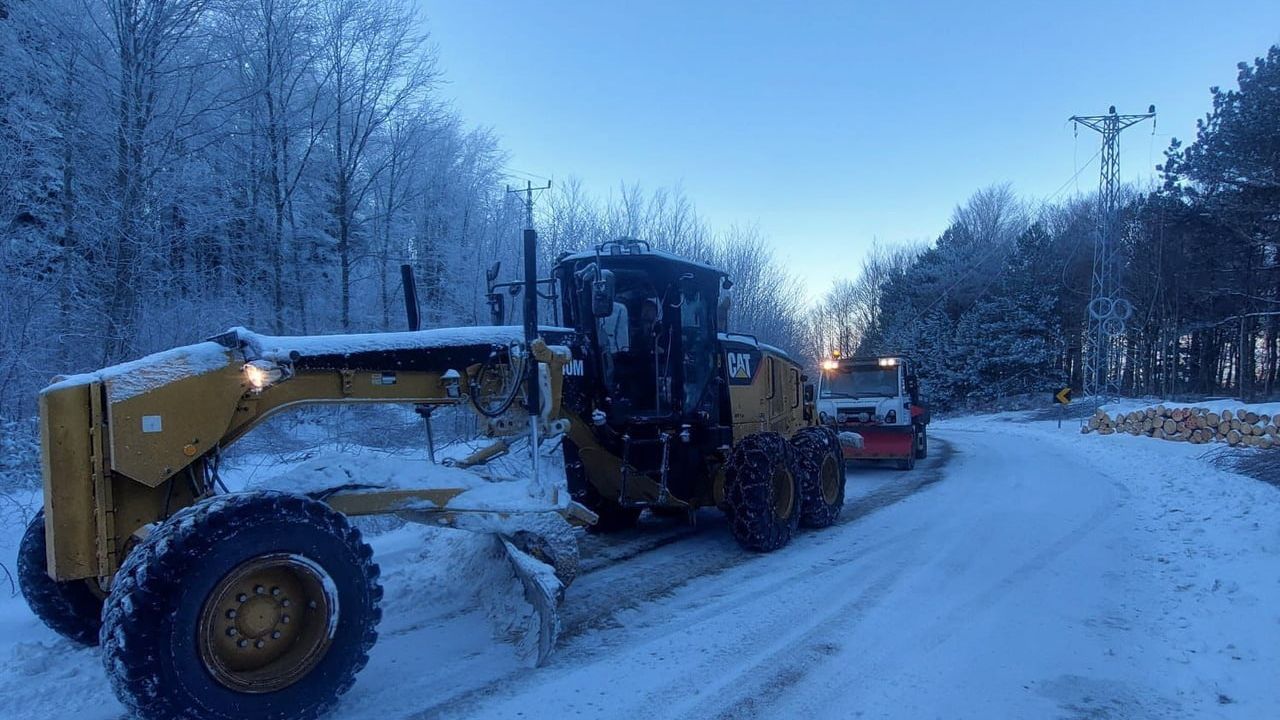 Osmangazi Belediyesi kar sonrası buzlanmaya karşı yol genişletme ve tuzlama çalışması başlattı