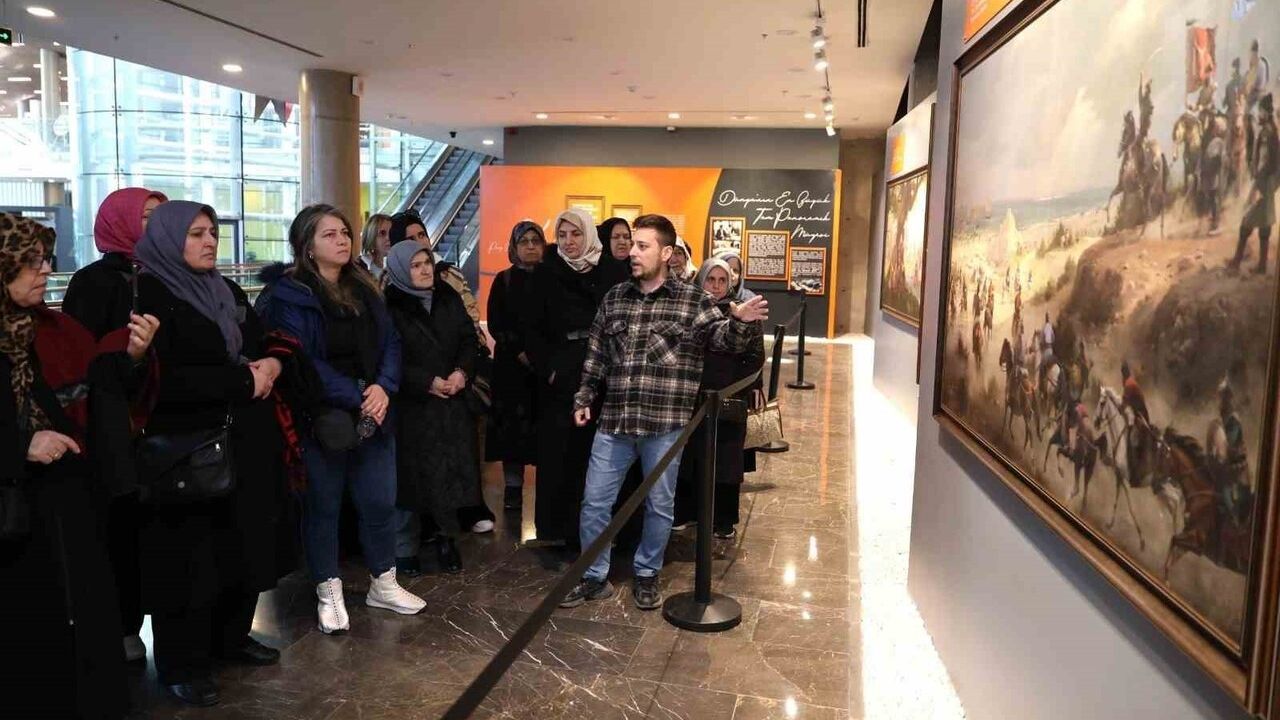 Osmangazi Belediyesi’nin kültür turları: Yeşilova Mahallesi kadınları Bursa’nın tarihi noktalarını gezdi