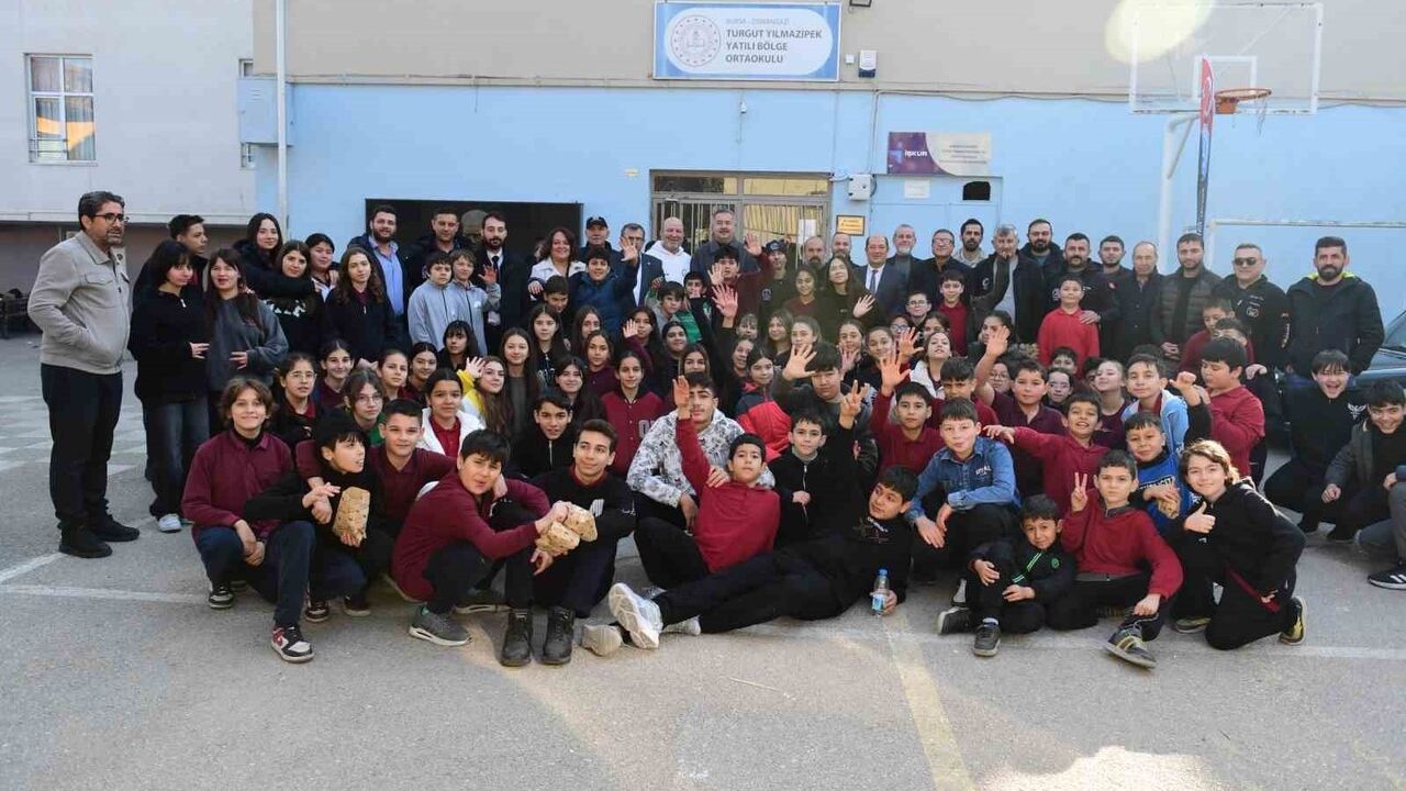 Osmangazi Belediyesi, Turgut Yılmazipek YBO Öğrencilerine Mont, Bot ve Eşofman Desteği