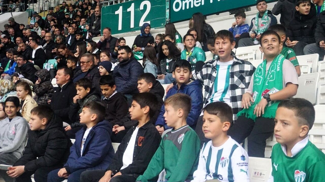 Osmangazi'de 100 çocuk Bursaspor coşkusunu tribünde yaşadı