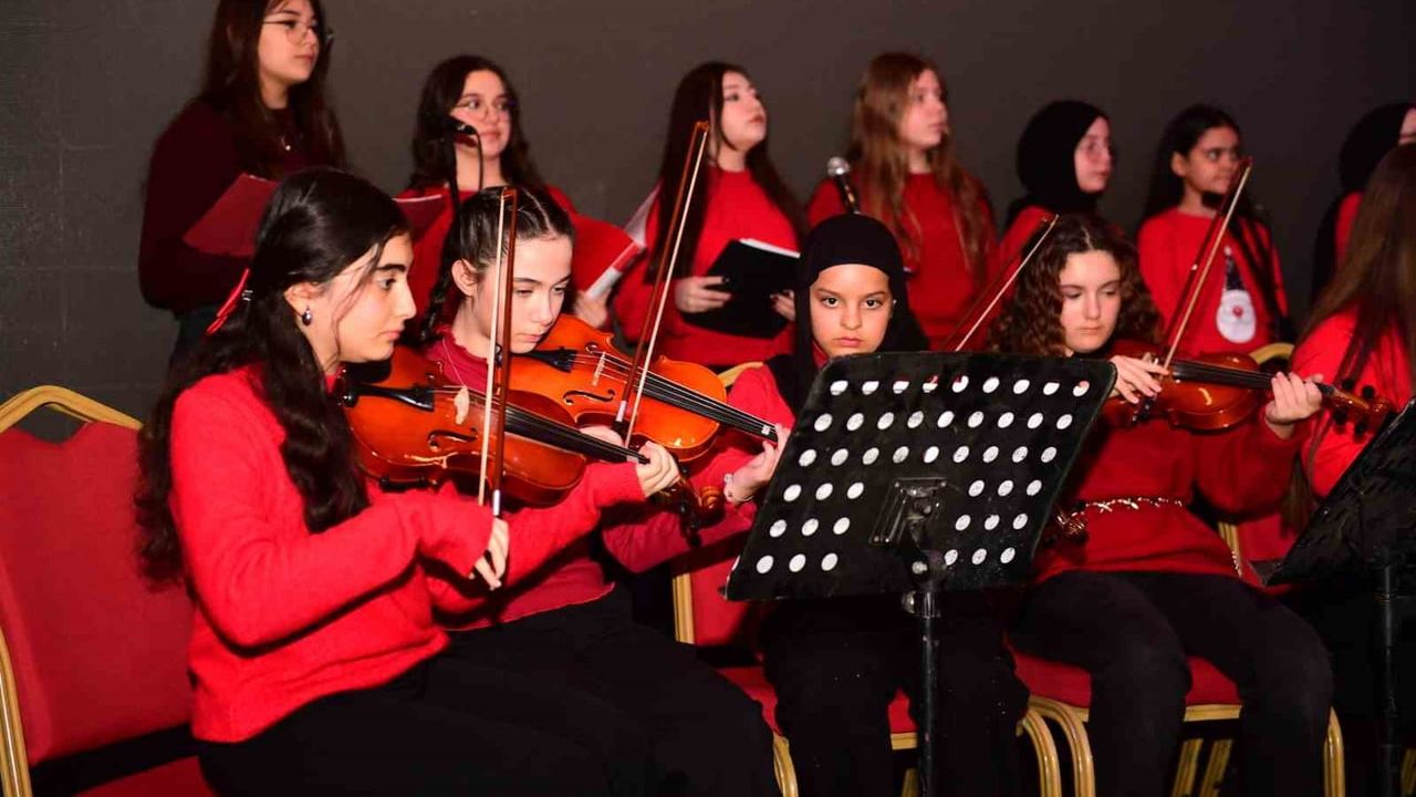 Osmangazi Gençlik Orkestrası ve Korosu, ‘Yeni Yıla Merhaba’ konseriyle Bursa’da sahne aldı