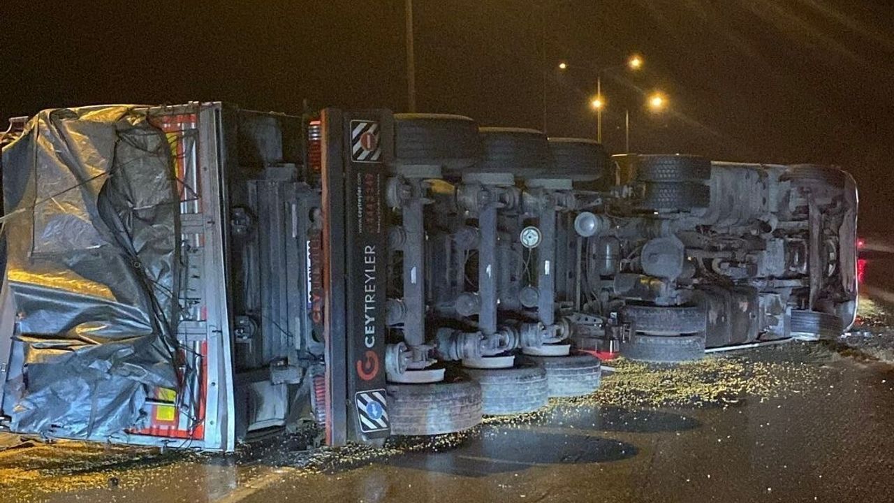 Osmaniye Bahçe'de mısır yüklü kamyon yağışta devrildi: 1 yaralı