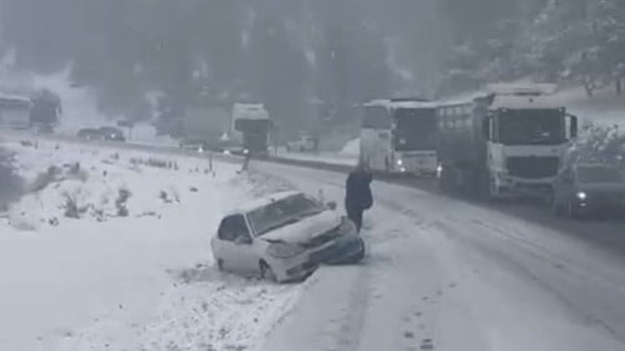 Osmaniye Bahçe'de Yoğun Kar Nedeniyle 5 Araçlı Zincirleme Kaza: 1 Yaralı