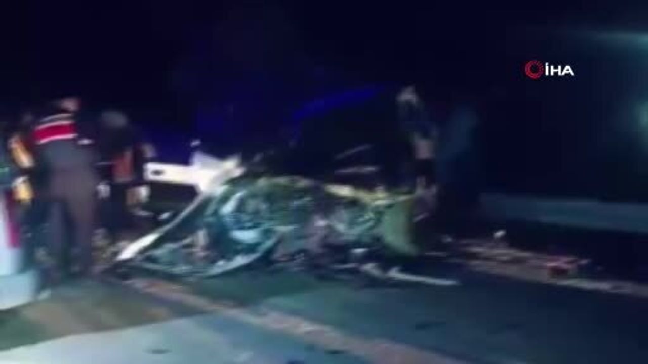 Osmaniye'de hafif ticari araç ile otomobil çarpıştı: 3 ölü, 2 yaralı