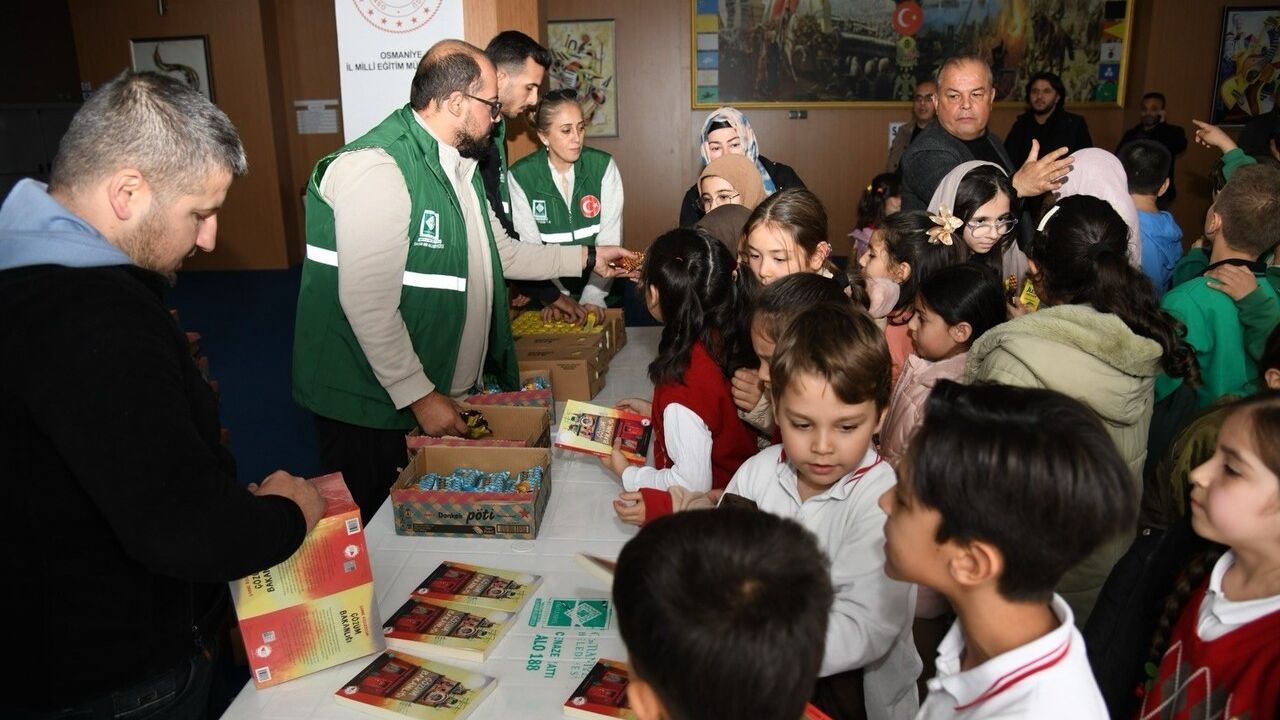 Osmaniye'de 'Ronnie - Göldeki Fısıltı' çocuk oyunu miniklerle buluştu