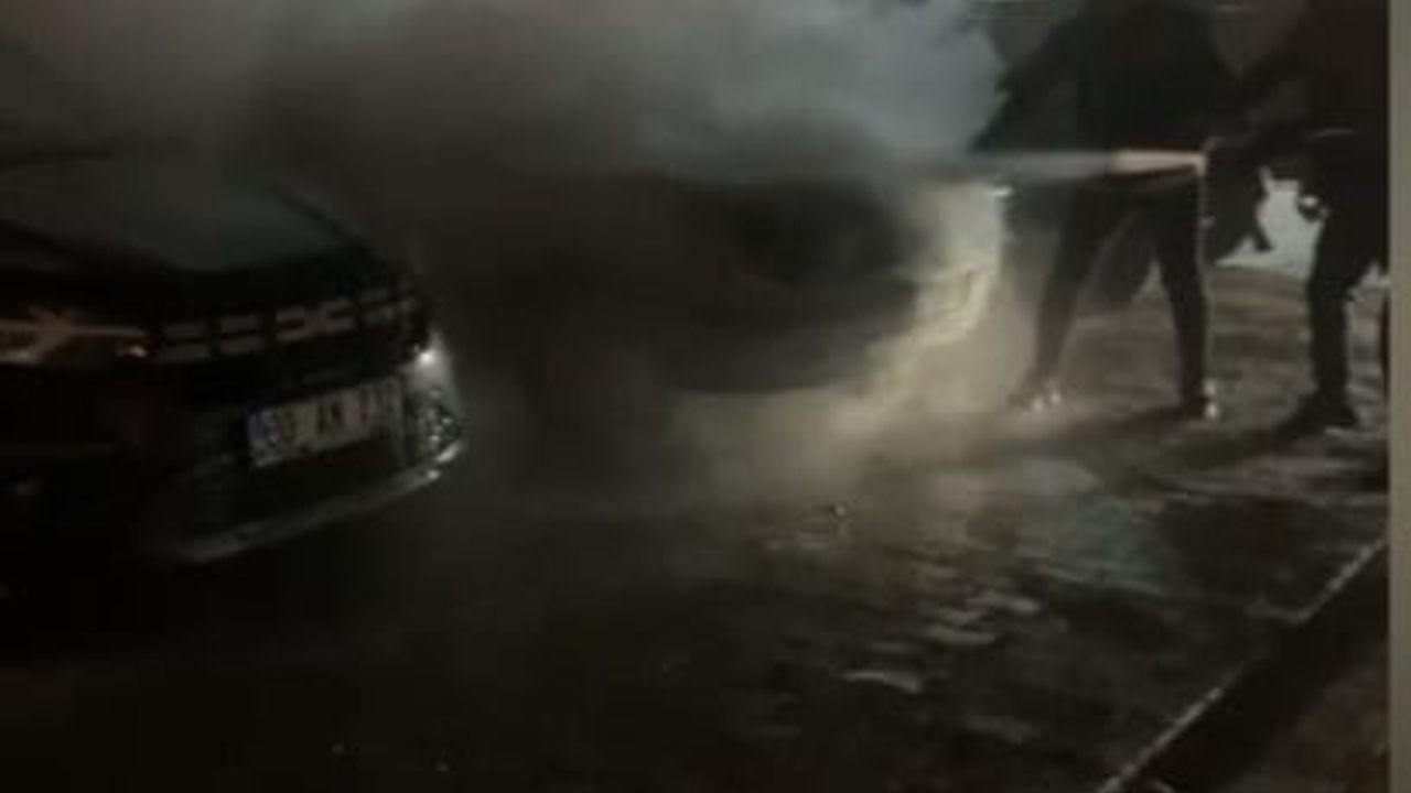 Osmaniye Düziçi'de Park Halindeki Otomobilde Yangın Söndürüldü