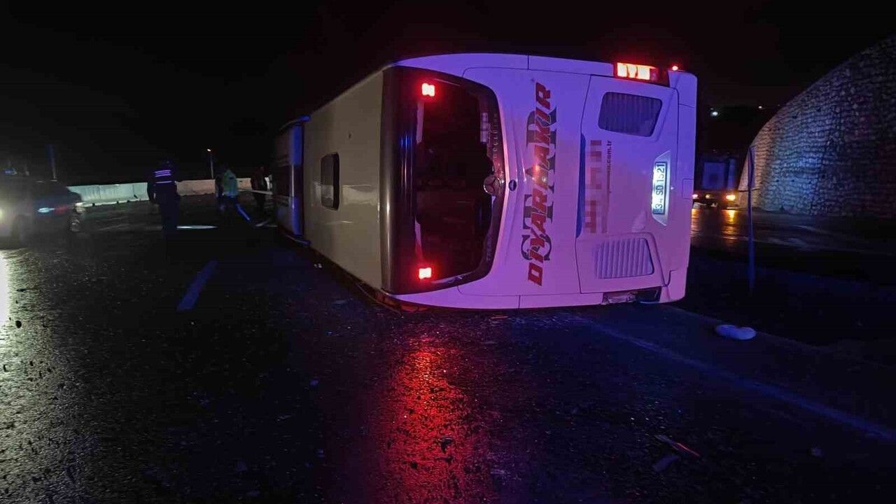 Osmaniye Düziçi'de yolcu otobüsü devrildi: 3 yaralı