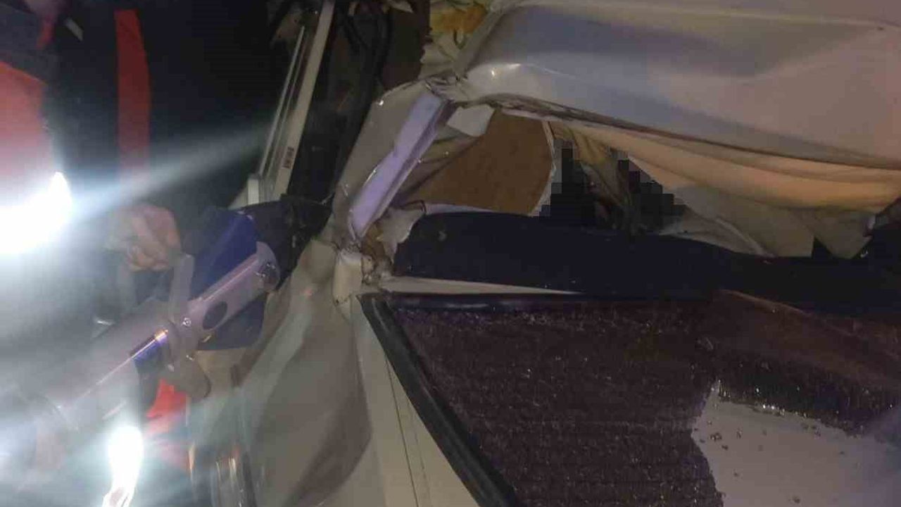 Osmaniye Kadirli'de otomobil park halindeki kamyona çarptı: 1 ölü, 2 yaralı