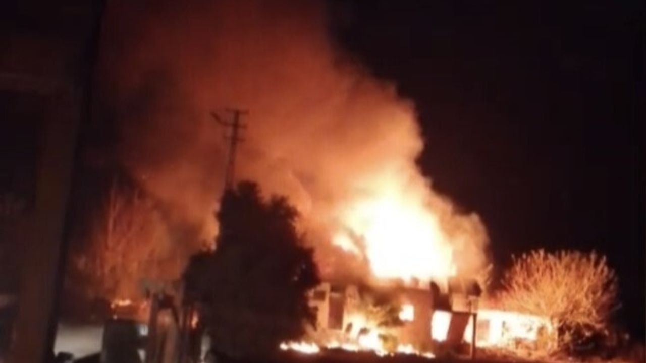 Osmaniye Yeniköy'de tüplerin bulunduğu evde yangın: Patlama anları kamerada