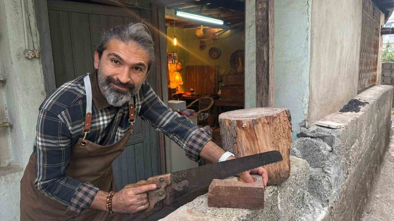 Osmaniyeli Öğretmen İsmail Dinç, Babaevini Ahşap Atölyeye Çevirip El Yapımı Kuksa Üretiyor