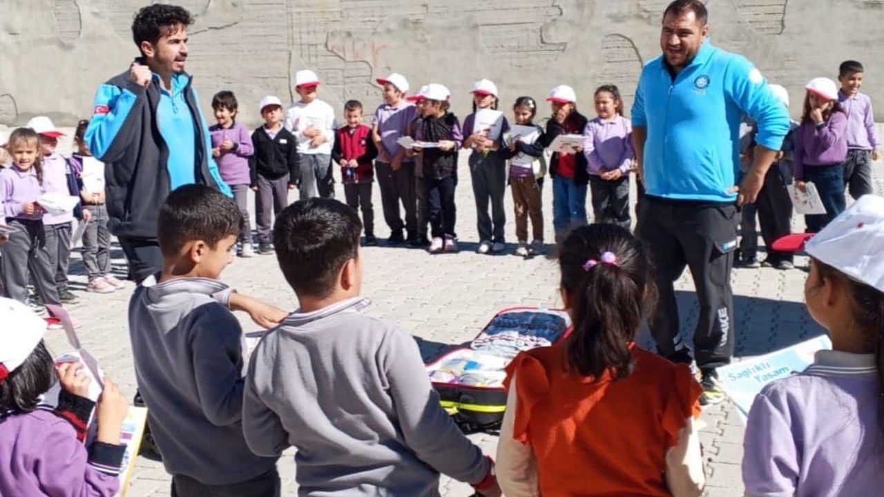 Ozan Köyü'nde 'Sağlıklı çocuk, sağlıklı gelecek' programı kapsamında öğrencilere sağlık eğitimi verildi