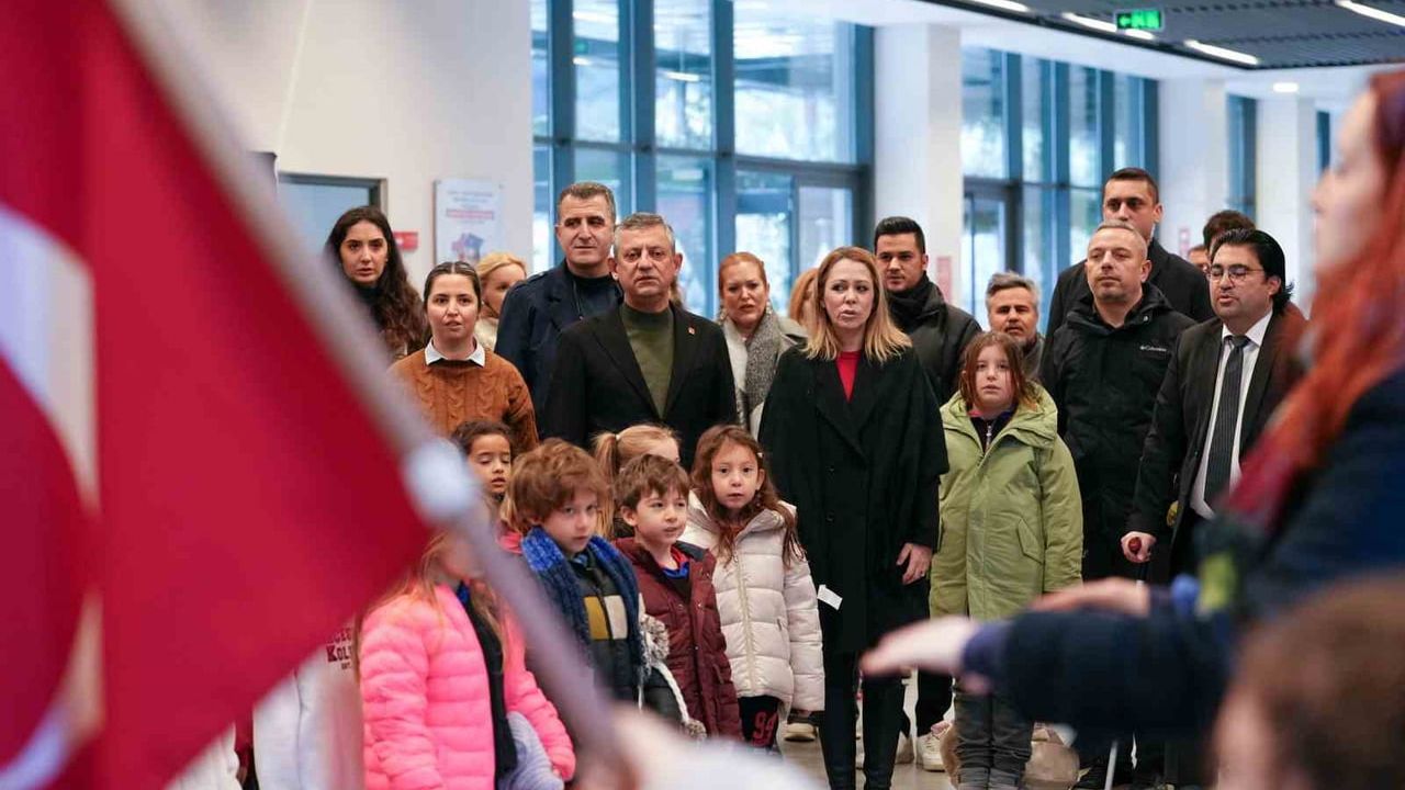 Özgür Özel, Ferdi Zeyrek’in ikiz kızları Elif ve Zeynep’i okula bıraktı