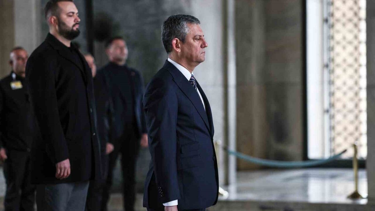Özgür Özel ve CHP Heyeti 39. Olağan Kurultay Sonrası Anıtkabir'i Ziyaret Etti