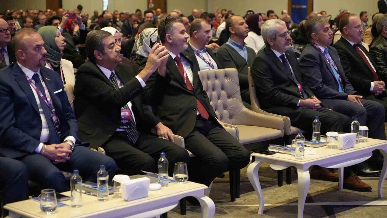 ÖZKURBİR 4. Eğitim Sempozyumu Antalya'da: 'Kurumlarımızın Bugünü ve Geleceği' tartışıldı