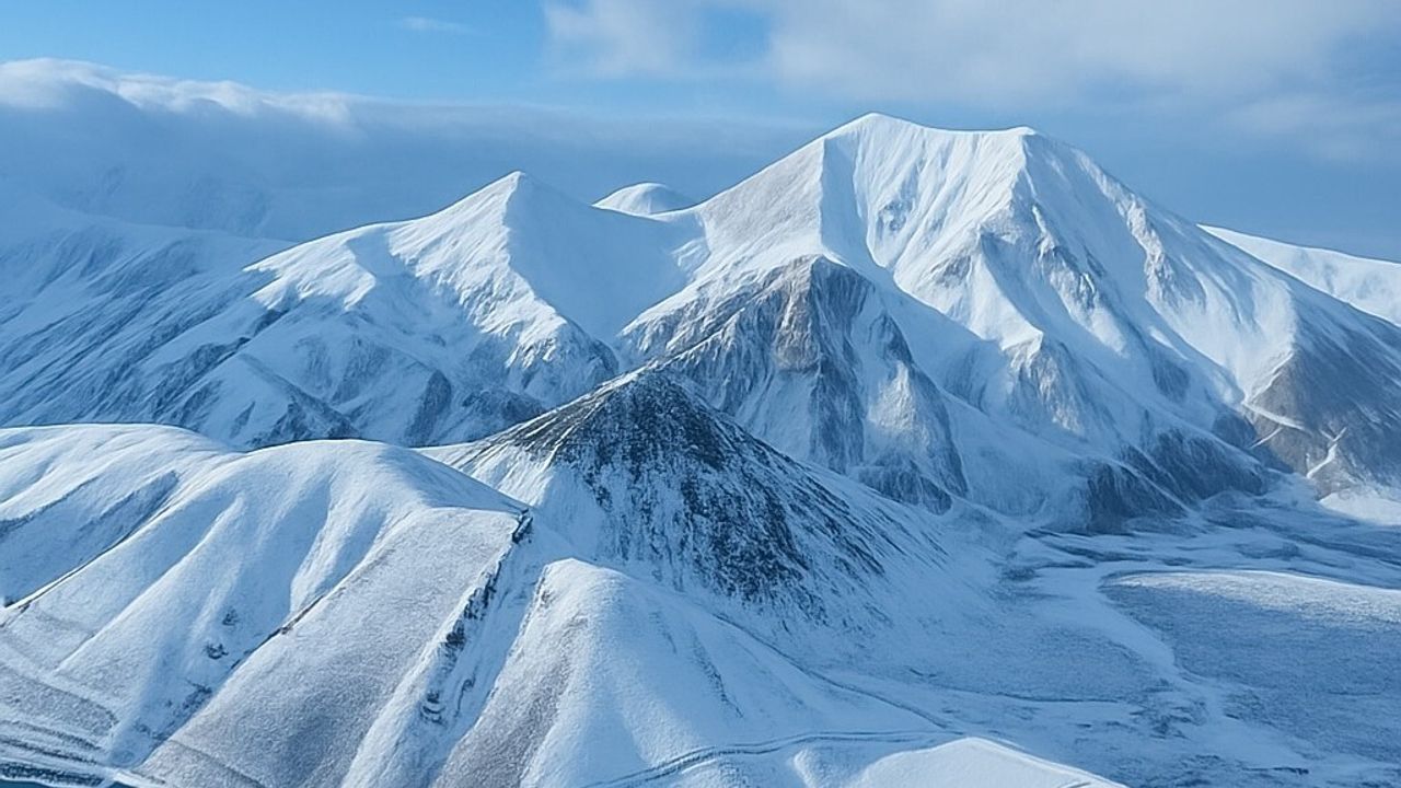 Palandöken beyaz örtüsüne büründü: Sezon hazırlıkları sürüyor