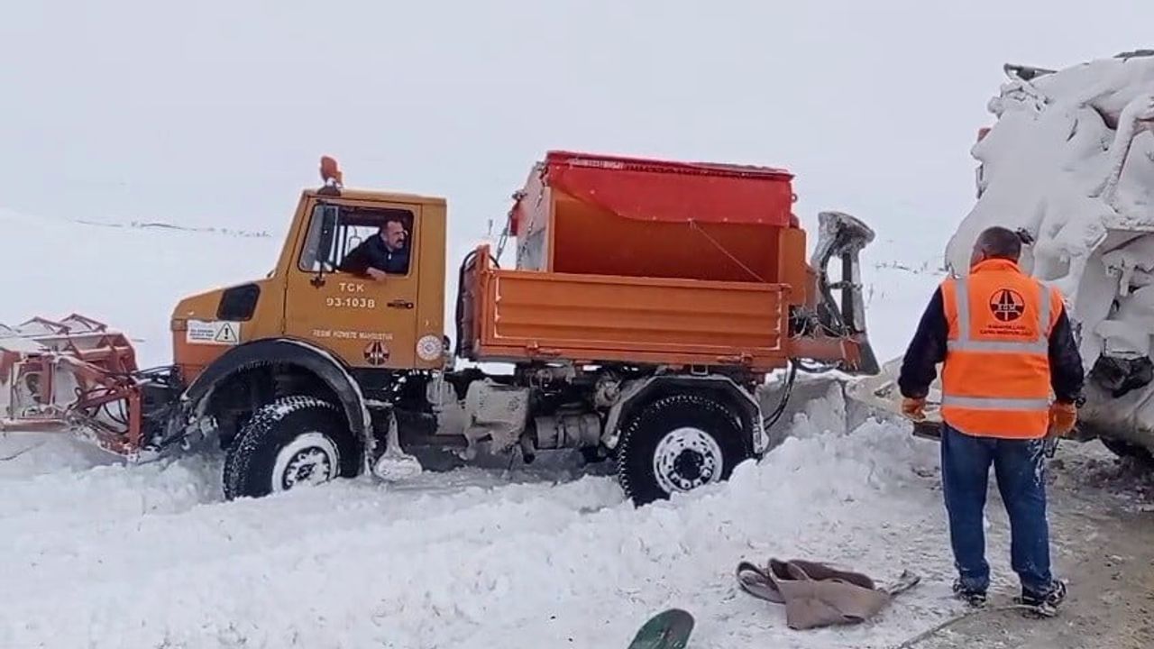 Palandöken Geçidi'nde Karla Mücadele Ekiplerinin Yoğun Mesaisi