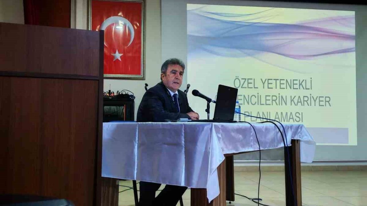 Palandöken Remzi Sakaoğlu'nda 'Özel Yeteneklilerde Kariyer Planlaması' Konferansı