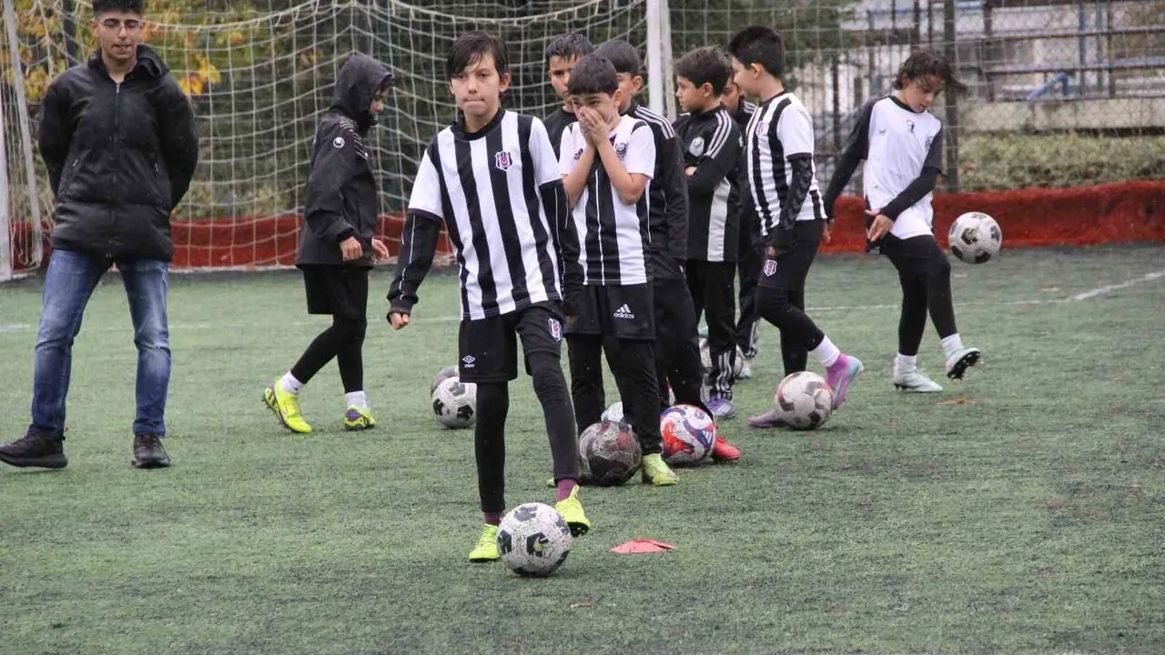 Pamukkale Beşiktaş Futbol Okulu'ndan 9 genç yetenek İzmir seçmelerine davet edildi