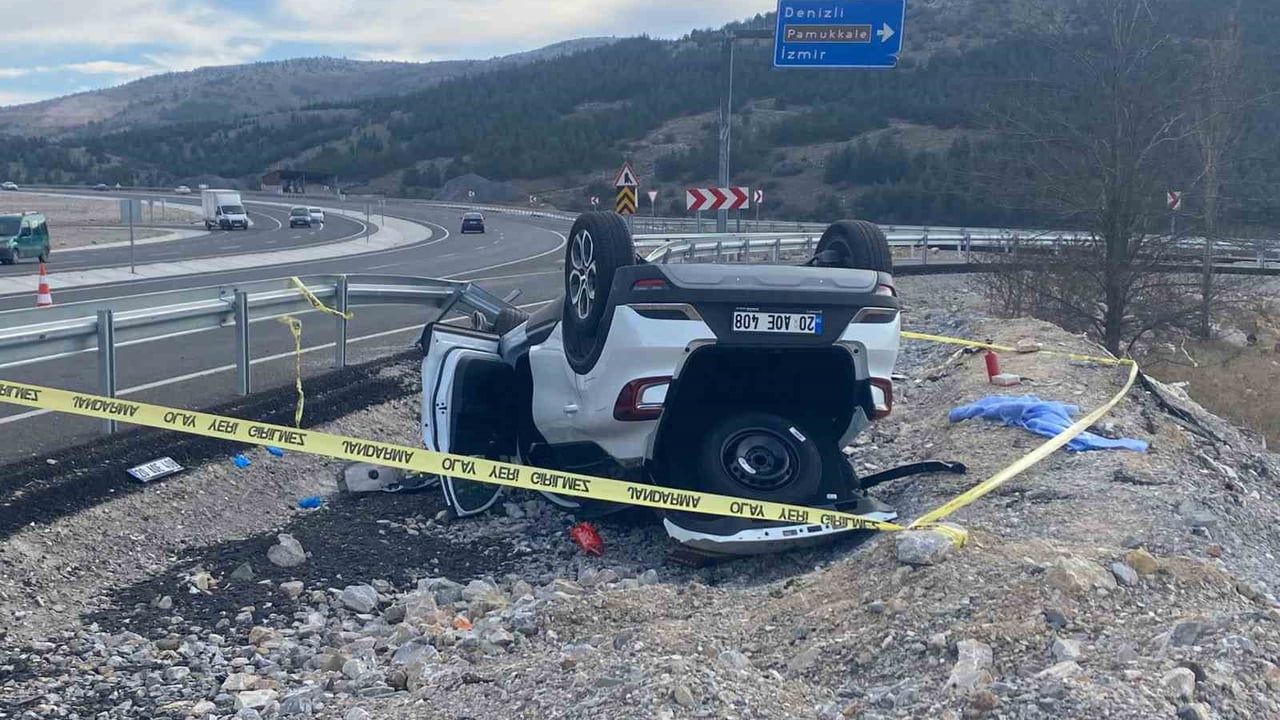 Pamukkale'de karşı şeride geçen otomobil refüje çarpıp takla attı: 1 ölü