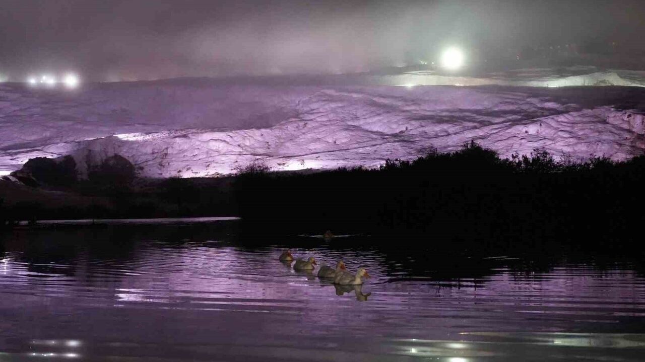 Pamukkale travertenlerinde yağmur sonrası yoğun sis kartpostallık görüntüler oluşturdu