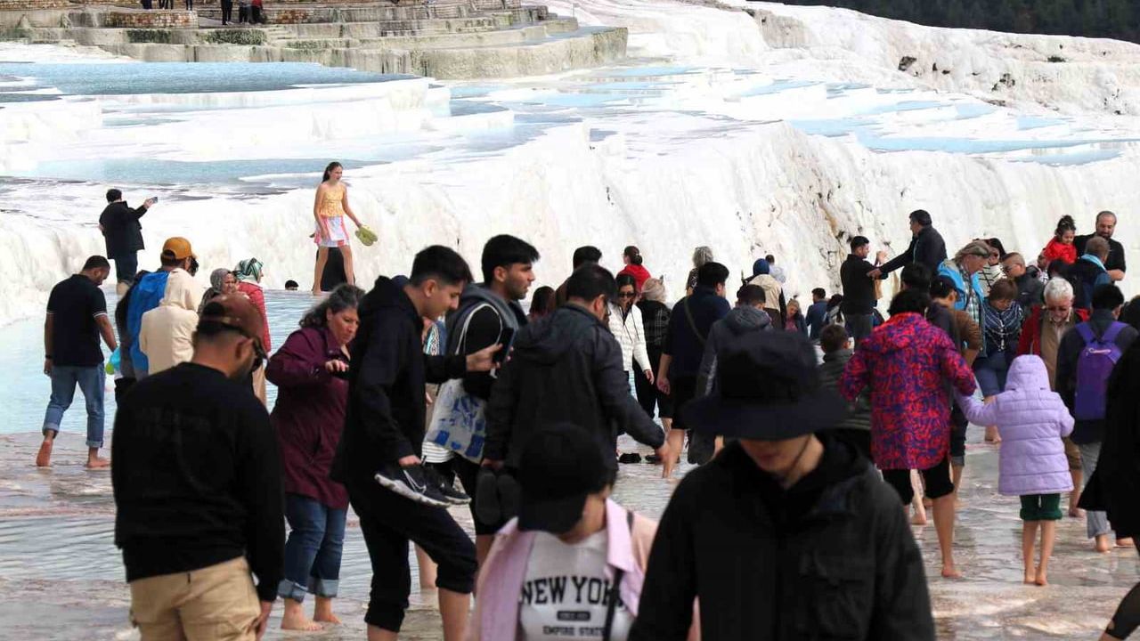 Pamukkale ve Karahayıt 2026 yılbaşını turist yoğunluğuyla karşılıyor