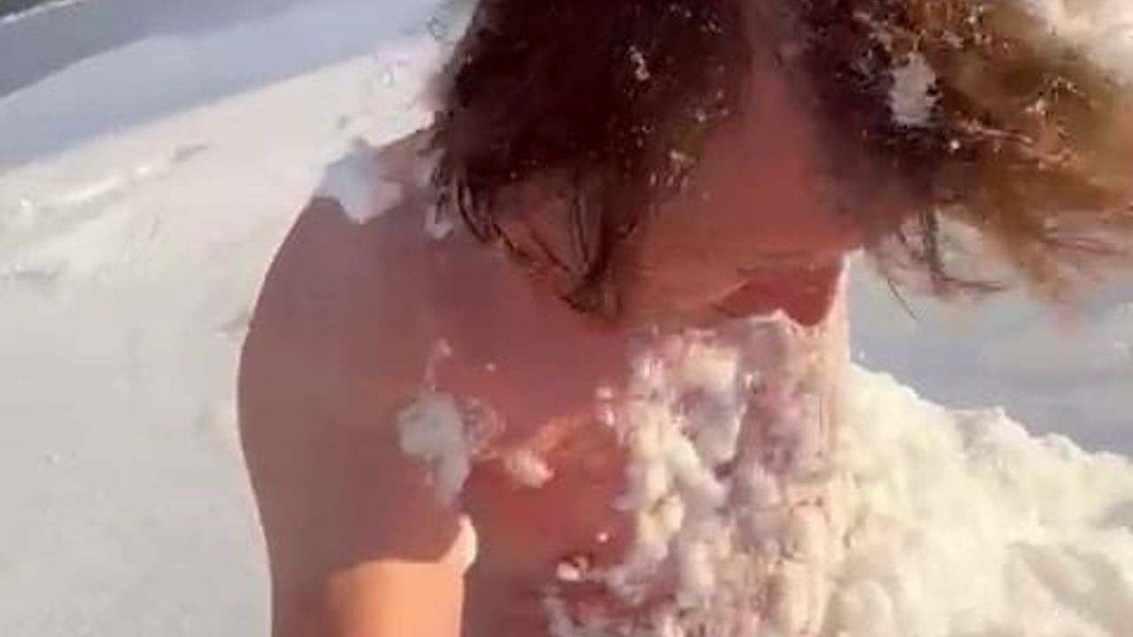Pamukova’da Yarı Çıplak Kar Banyosu: Vatandaşın Cep Telefonuyla Kaydettiği Görüntüler