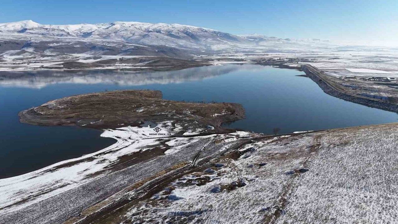 Patnos Barajı'nda Kış Manzarası: Mavi ve Beyazın Buluşması