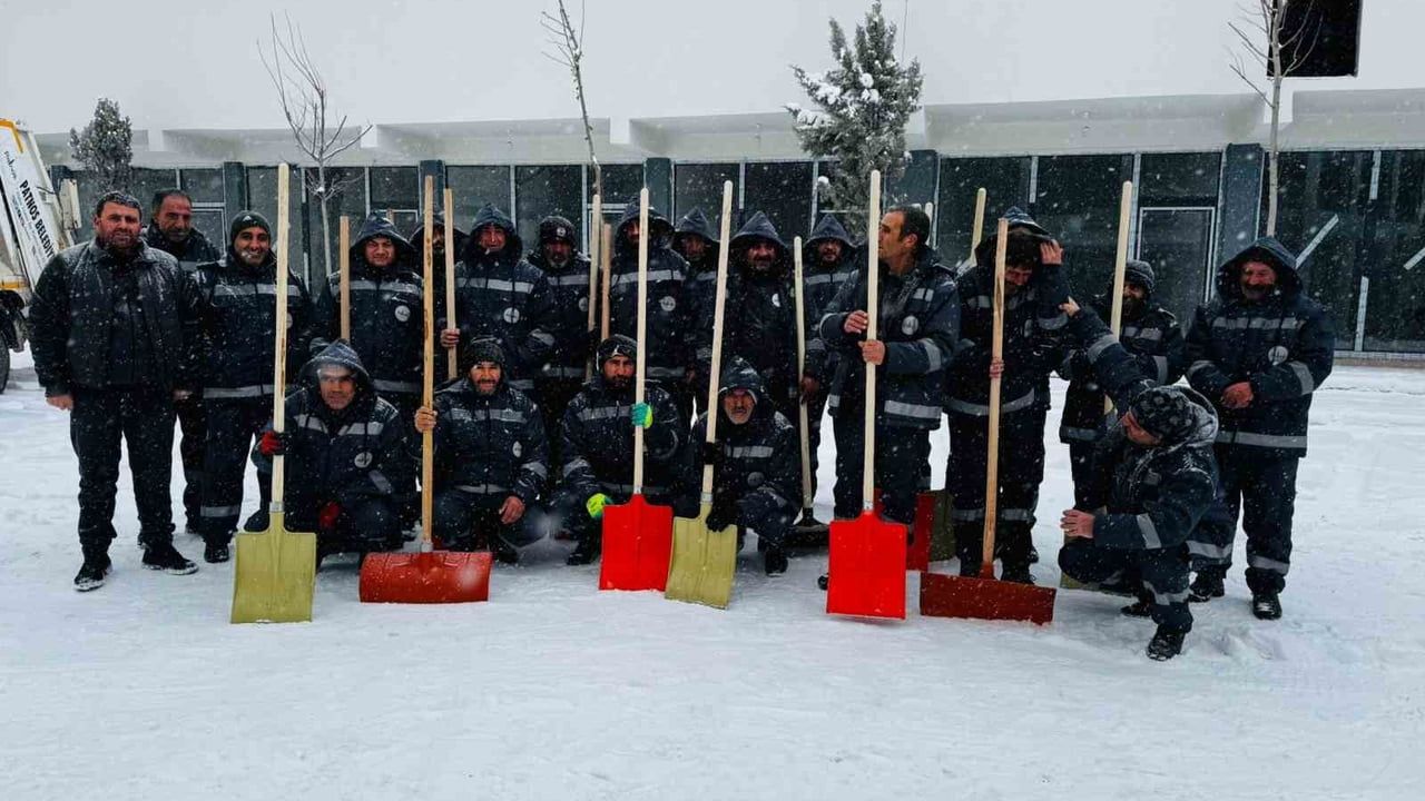 Patnos Belediyesi karla mücadeleyi 7/24 sürdürürken ulaşımda öncelik ana arterlerde