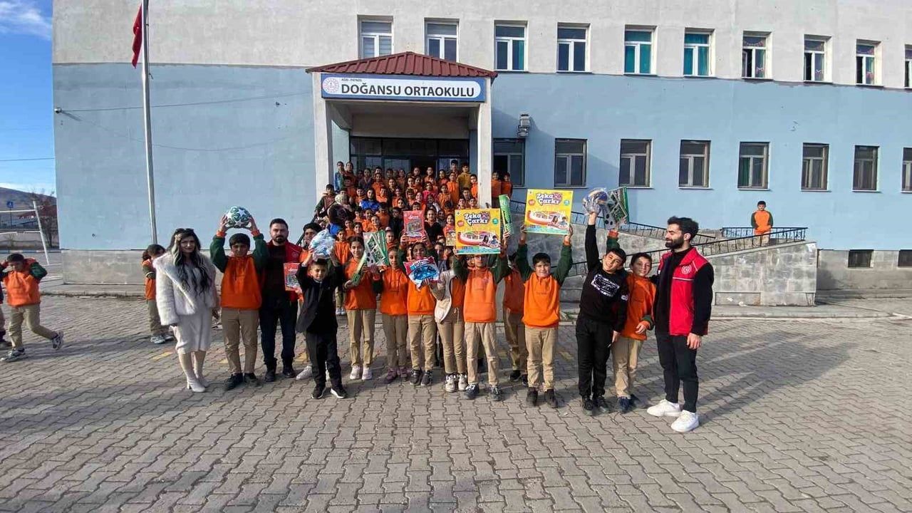 Patnos'ta Doğansu İlk ve Ortaokulu'na Bot, Mont ve Akıl Oyunlarıyla Destek