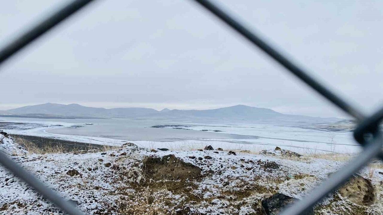 Patnos'ta Gece Yağan Kar İlçe Merkezi ve Yüksek Kesimlerde Kartpostallık Görüntüler Oluşturdu