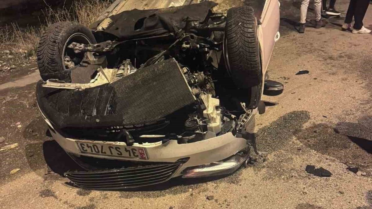 Patnos'ta iki araç çarpıştı: Kaldırıma çarpan araç takla attı, 2 yaralı