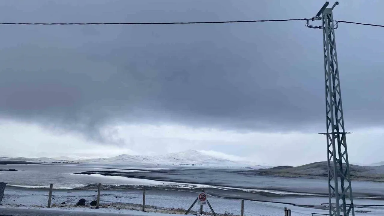 Patnos’ta mevsimin ilk karı: Yüksek kesimlerden ilçe merkezine kadar indi