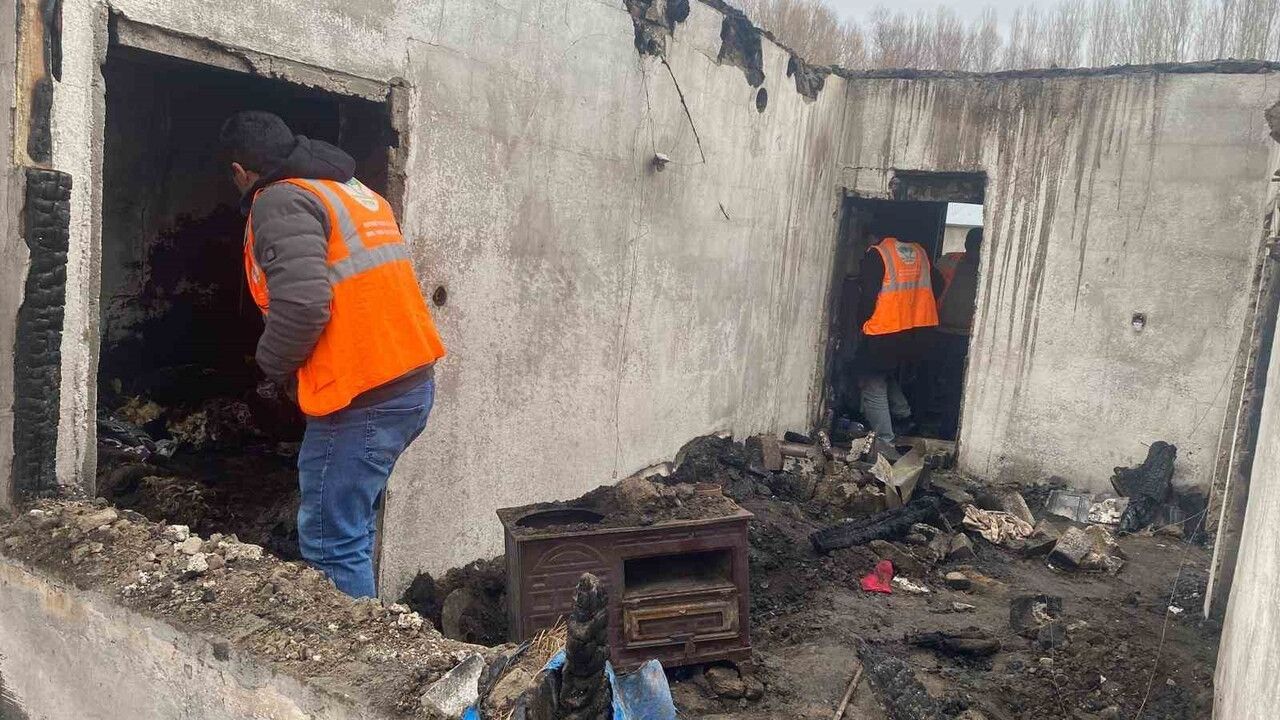 Patnos'ta soba yangını: Evi küle dönen aileye Patnos İyilik Elçileri Derneği'nden yardım