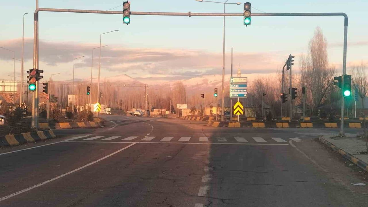 Patnos'ta trafik ışıkları onarılarak ilçe merkezinde trafik akışı normale döndü