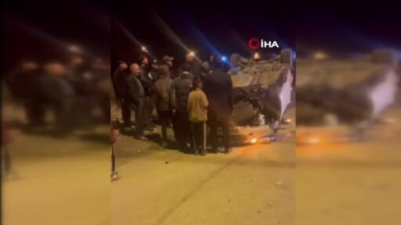 Patnos'ta Yeşilçimen Mahallesi'nde iki araçlı kaza: Otomobil kaldırıma çarpıp takla attı, yaralılar hastaneye kaldırıldı