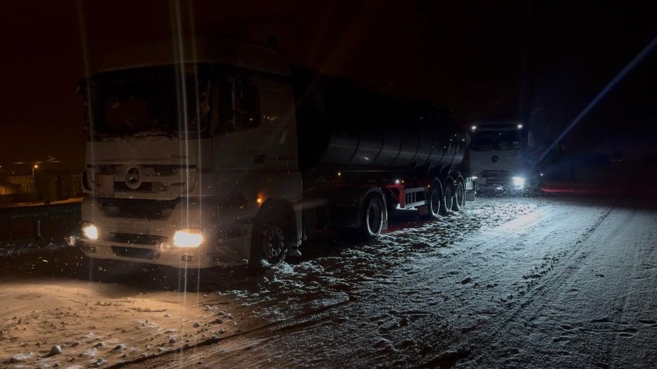 Patnos'ta yoğun kar ulaşımı aksattı — Tutak-Patnos yolunda tırlar mahsur kaldı