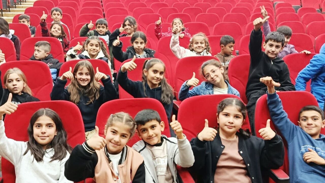 Patnoslu Öğrenciler Van Devlet Tiyatrosu'nun 'Toti ile Poti' Oyununu Ağrı'da İzledi