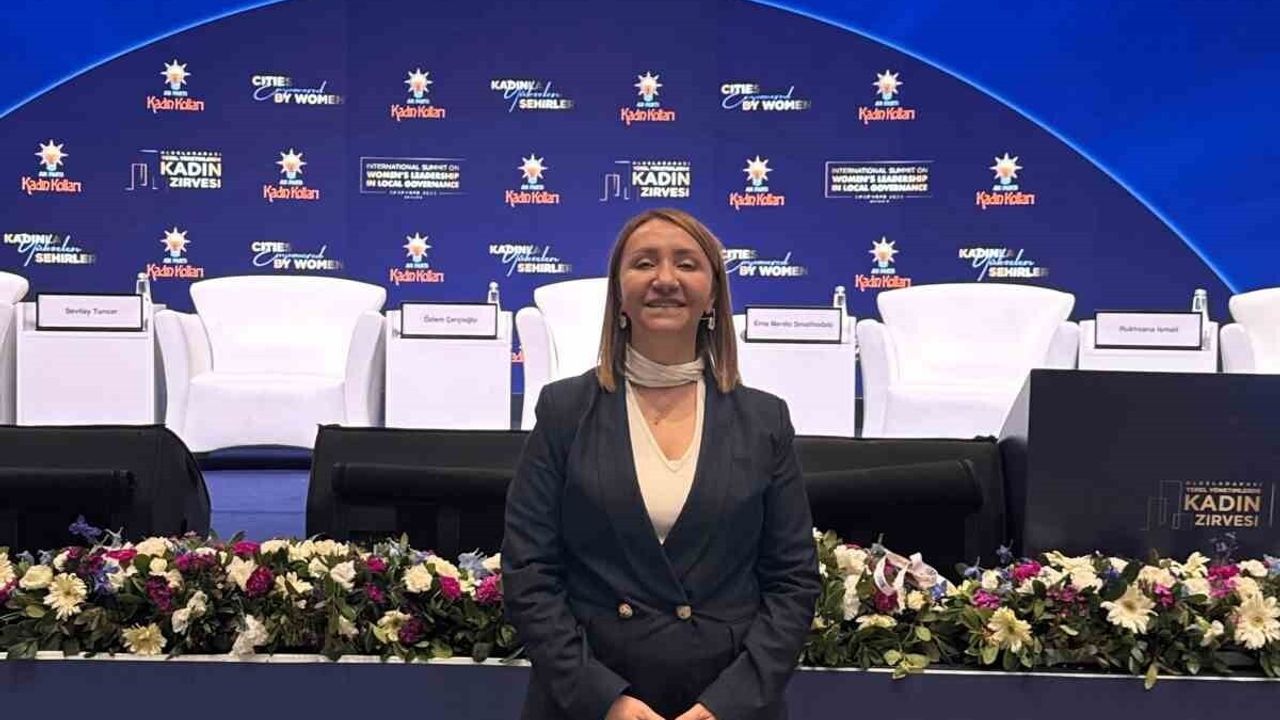 Pazaryeri Belediye Başkanı Zekiye Tekin, Yerel Yönetimlerde Kadın Zirvesi'nde Cumhurbaşkanı Erdoğan'a Kılıç Hediye Etti