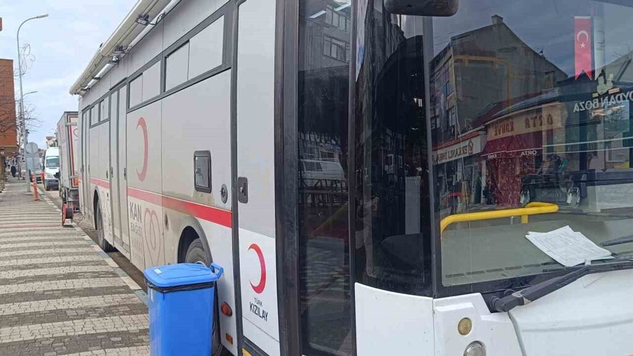 Pazaryeri'nde mobil kan bağışı kampanyasına ilçe halkından yoğun destek