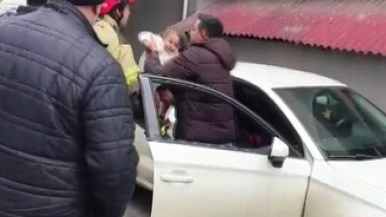 Pendik Kaynarca'da Araç İçinde Mahsur Kalan Çocuk İtfaiye Tarafından Kurtarıldı
