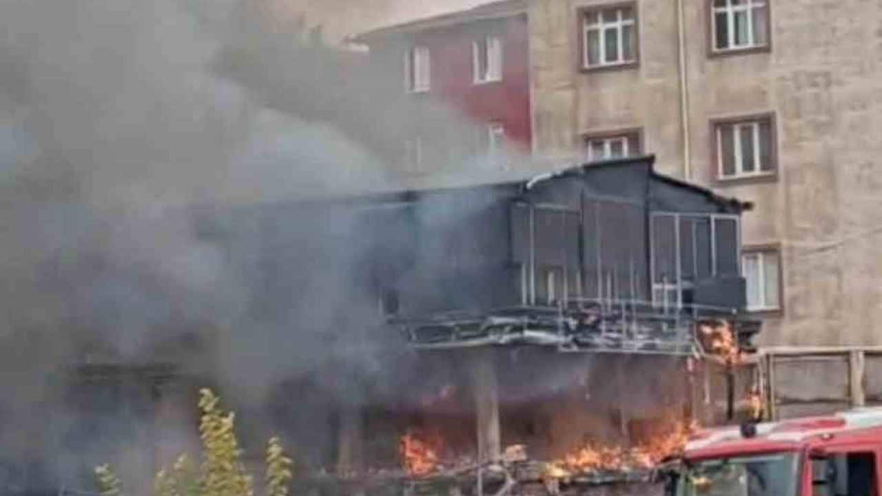 Pendik Kaynarca'da Araç Yangını Binalara Sıçradı; Çok Sayıda İtfaiye Sevk Edildi