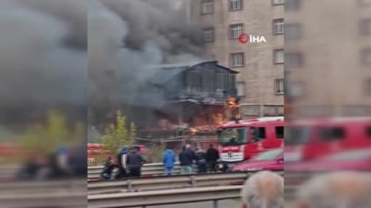 Pendik Kaynarca'da araç yangını çevre binalara sıçradı, çok sayıda itfaiye bölgeye sevk edildi
