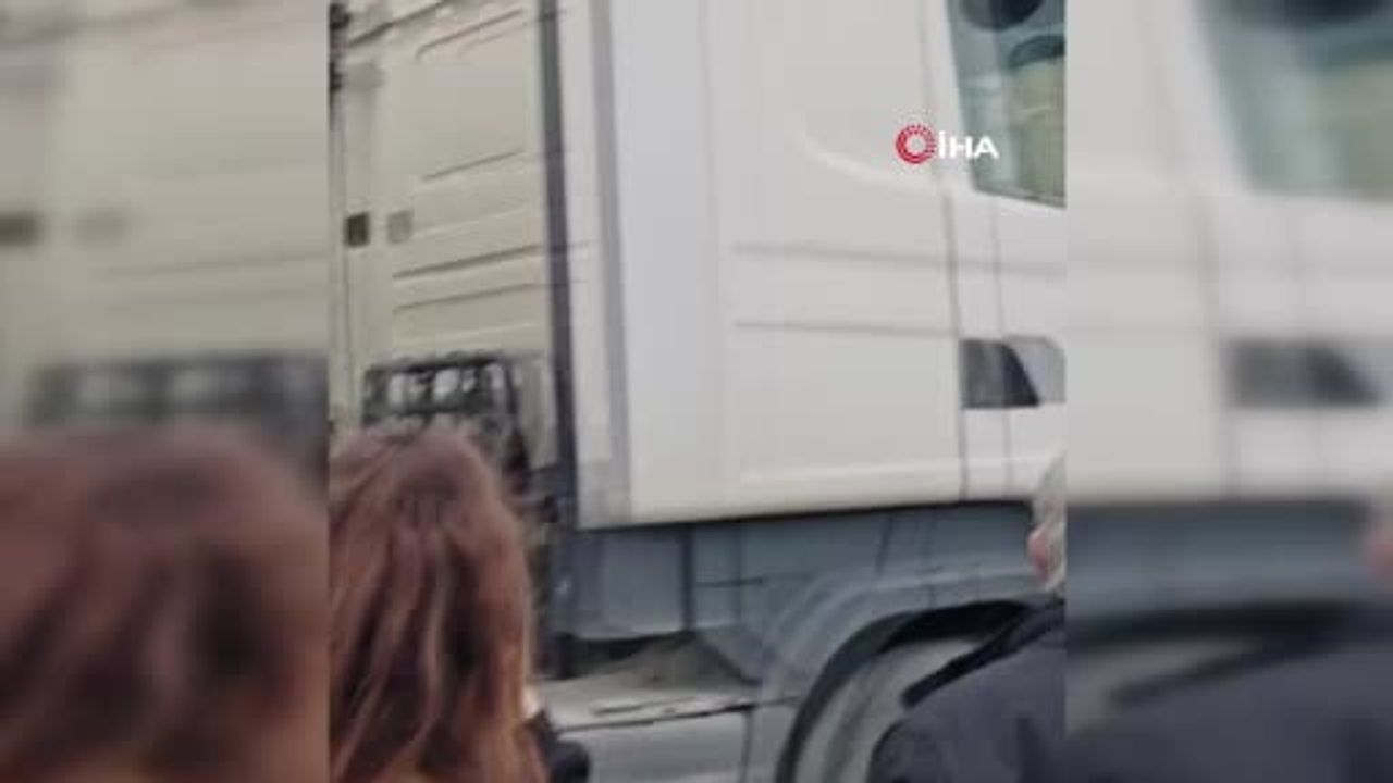 Pendik Kaynarca'da Araç Yangını Çevredeki Binalara Sıçradı