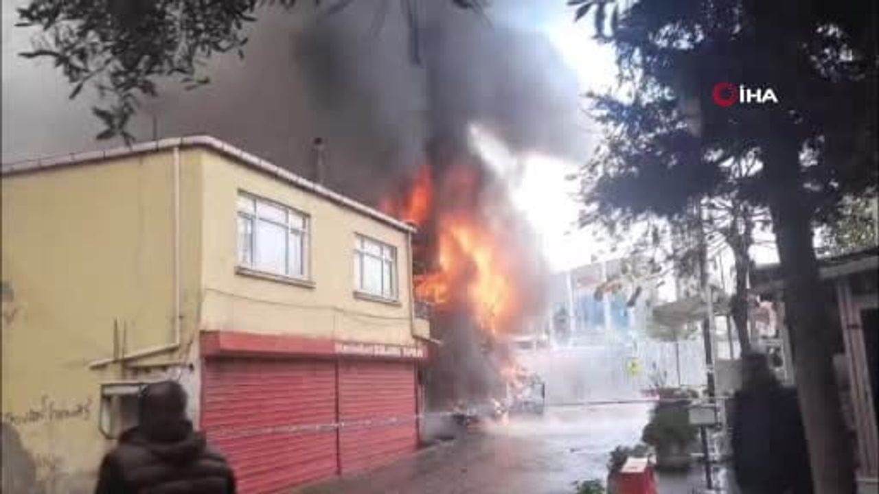 Pendik Kaynarca'da araç yangını yan binaya sıçradı; zabıta ekipleri yaşlı kadını merdivenle kurtardı