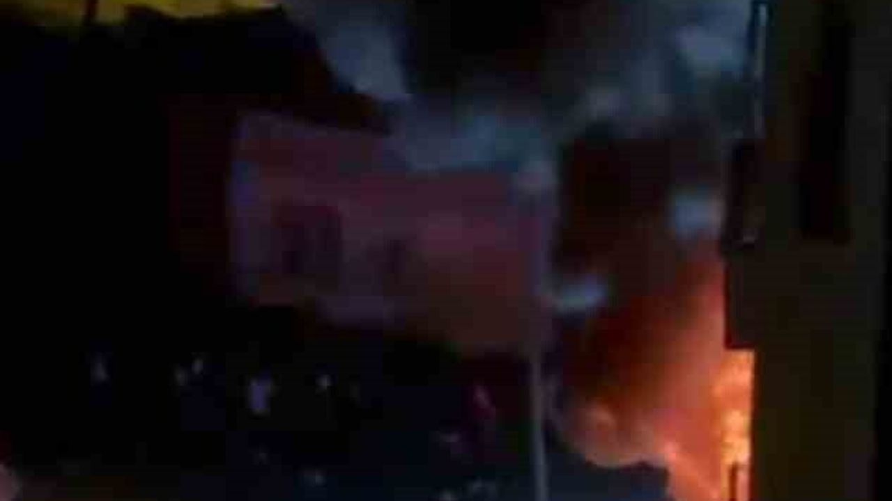 Pendik'te 10 katlı binanın 3’üncü katında gece çıkan yangın kontrol altına alındı